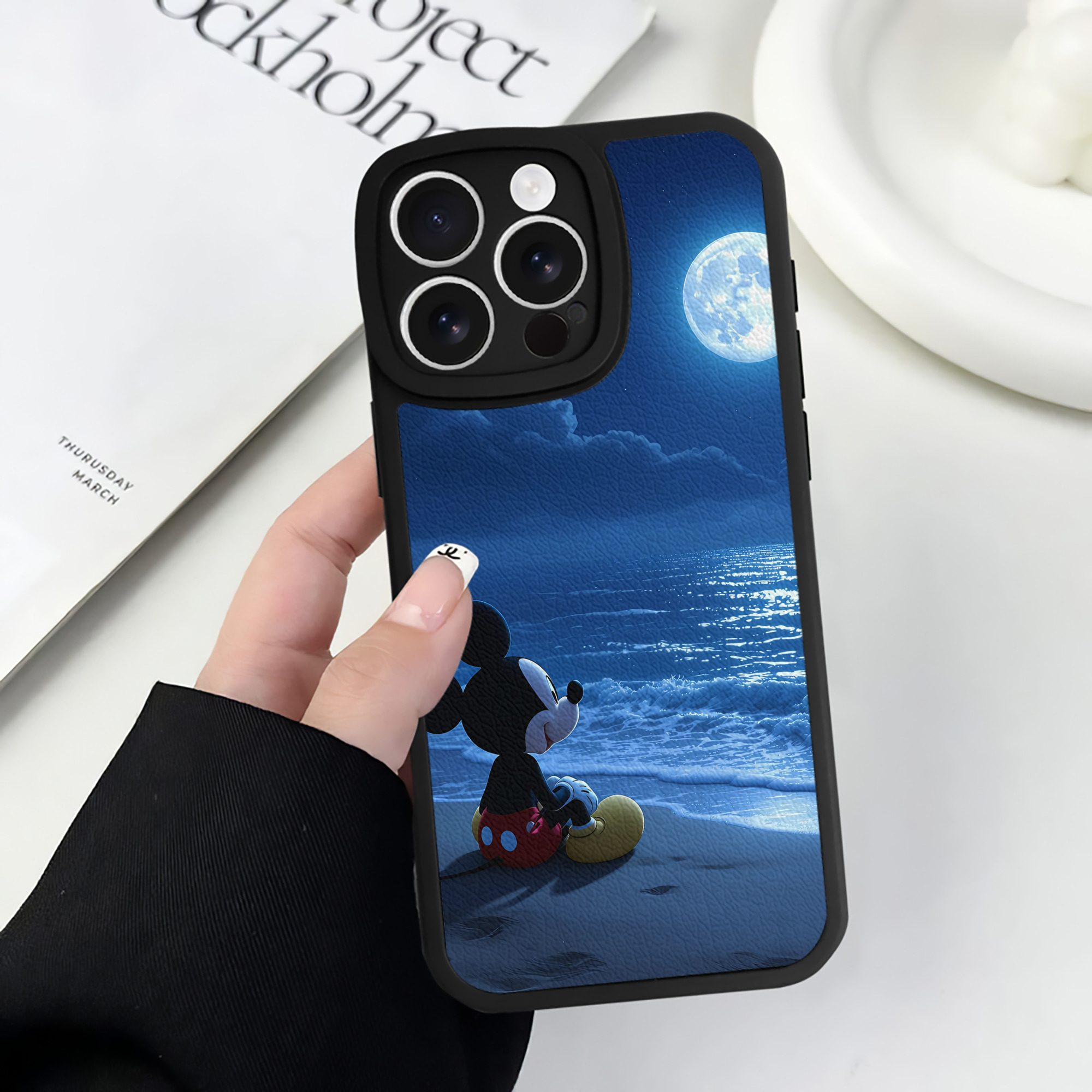 （画像用） ミッキーマウス Mickey Mouse 【iPhone 16シリーズ対応】シリコンスマホケース（レザー調） 材質：シリコン